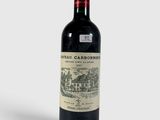 la bouteille de vin est posée sur une surface blanche