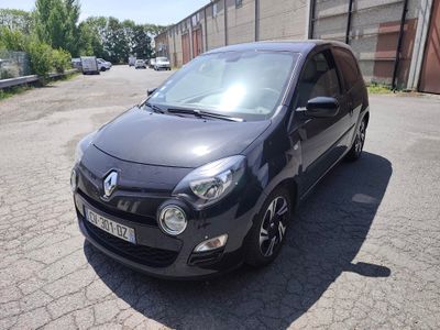 la photo d'une petite voiture noire garée dans un parking