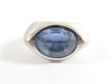 Gros plan sur une bague contenant une pierre bleue