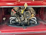 un petit moteur dans le coffre d'une voiture rouge