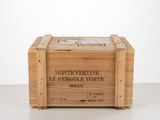 une vieille boîte en bois avec une étiquette posée sur une table