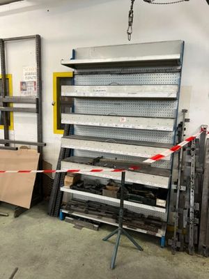 une pièce avec plusieurs étagères et tout un tas de cartons