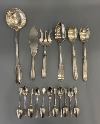 beaucoup de cuillères en argent et de cuillères à soupe sur la table
