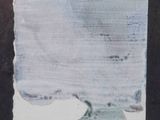 un bout de papier sur lequel figure la photo d'un homme