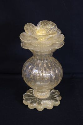 une image représentant un vase en verre orné d'une fleur