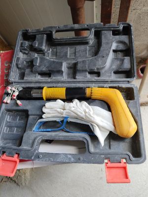 une trousse à outils dans un coffret posé par terre