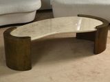 une table basse avec un plateau en marbre dans un salon