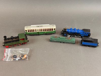 quatre petits trains miniatures alignés les uns à côté des autres