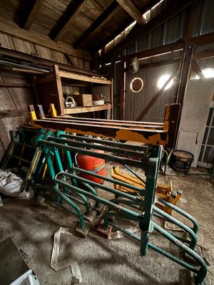 une pièce où se trouvent de nombreux outils