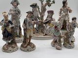 de nombreuses figurines posées sur une table