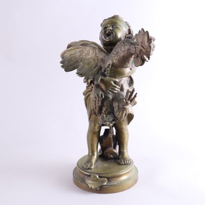 une image représentant une statue d'un enfant tenant un oiseau