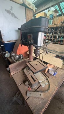 une machine posée sur une table dans une pièce