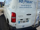 une camionnette blanche garée sur le parking