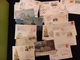 beaucoup de vieilles cartes postales posées sur une table noire