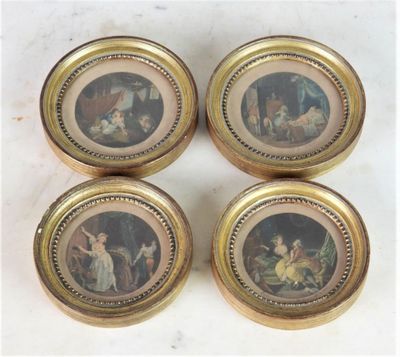 quatre petits tableaux ronds représentant une femme et un homme posés sur une table