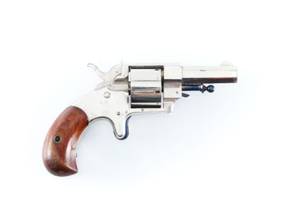 un revolver argenté à crosse en bois sur fond blanc