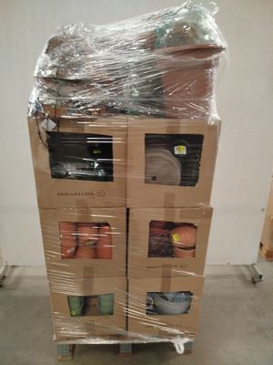 boîtes empilées dans un entrepôt