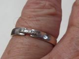 gros plan de la main d'une personne portant une bague