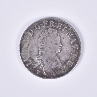 gros plan d'une pièce de monnaie sur une surface blanche avec un fond blanc