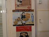 trois affiches accrochées au mur d'une cuisine équipée d'une cuisinière