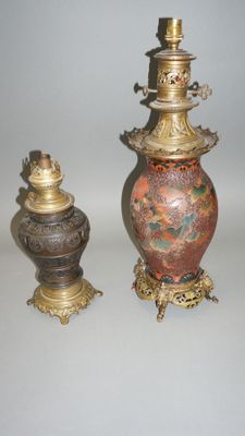 Deux lampes à pétrole asiatiques en métal et bronze patiné, …