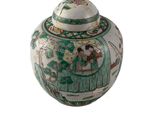 un vase muni d'un couvercle orné d'une peinture