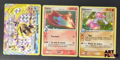 trois cartes pokemon posées les unes sur les autres sur une table