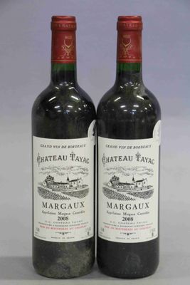 deux bouteilles de vin rouge posées l'une à côté de l'autre sur une table