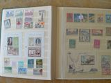 un livre ouvert avec des timbres, posé sur une table