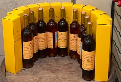 Plusieurs bouteilles de vin sont disposées en cercle sur une table