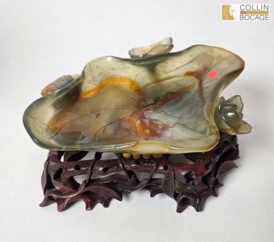 une photo d'une sculpture représentant une coquille de palourde posée sur un socle
