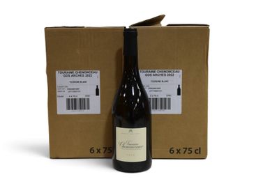 deux bouteilles de vin dans une boîte en carton posée sur une surface blanche