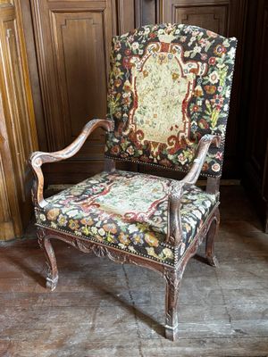 une chaise qui se trouve dans une pièce aux murs lambrissés