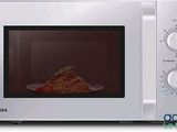 un micro-ondes blanc contenant une assiette de nourriture