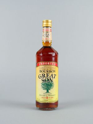 une photo d'une bouteille de bourbon posée sur une table