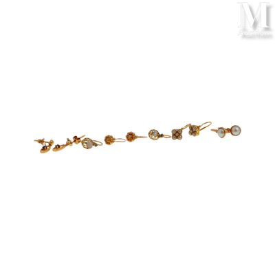 trois paires de boucles d'oreilles en or et diamants sur fond blanc