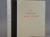 le livre est ouvert pour en montrer la couverture et le dos