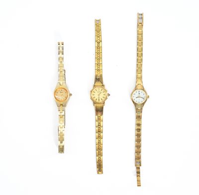 Trois types de montres différents sont présentés sur un fond blanc