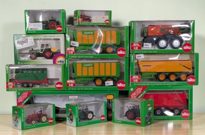 un grand nombre de camions jouets posés sur une table