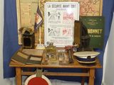 une table sur laquelle sont disposés de nombreux objets, devant une carte