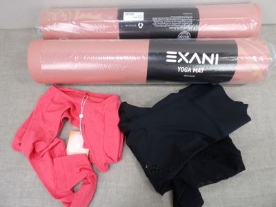 deux tapis de yoga roses et une veste rose posés sur un canapé