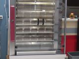 une machine placée au milieu d'une pièce
