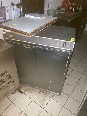 une image d'une cuisine avec une cuisinière et un lave-vaisselle