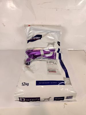 un gros plan sur un tube de dentifrice posé sur une table