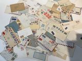 une pile de vieilles enveloppes posée sur une table