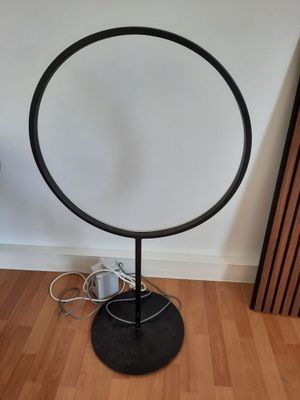 une image représentant un miroir posé sur un pied dans une pièce
