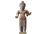 l'image d'une statue de femme avec un chapeau sur la tête