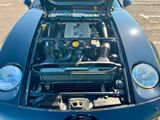 une photo d'une voiture de sport bleue avec le capot ouvert