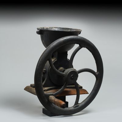 une vieille machine posée sur une table