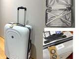 une photo d'un bagage posé sur un parquet en bois massif